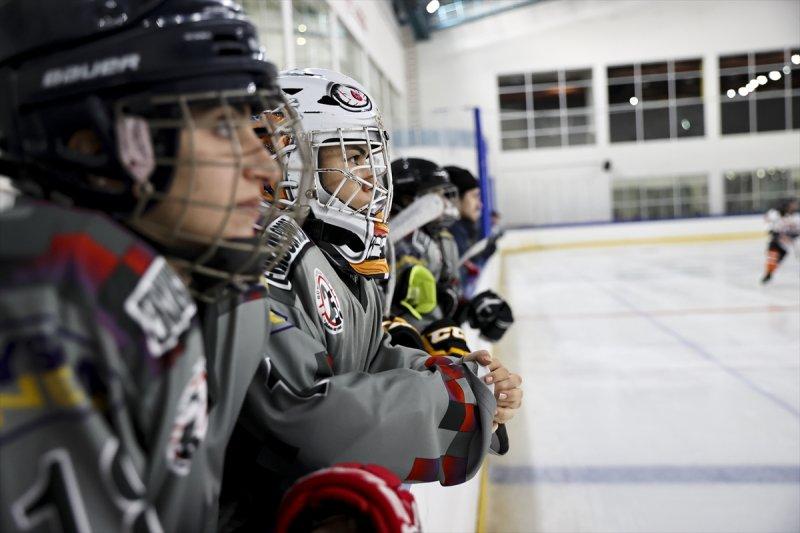 Gümüş Patenler Kadın Buz Hokeyi Takımı oyuncuları, tabuları yıkmak istiyor
