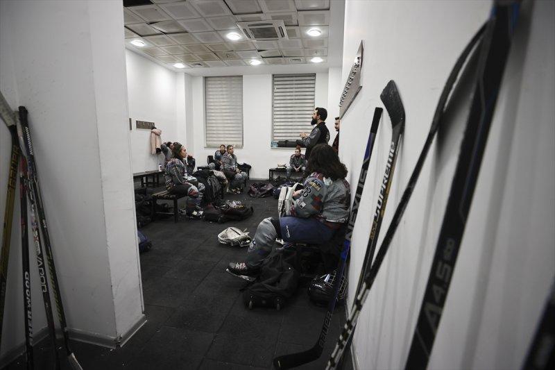 Gümüş Patenler Kadın Buz Hokeyi Takımı oyuncuları, tabuları yıkmak istiyor