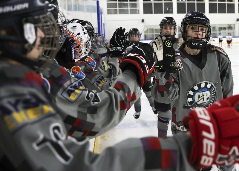 Gümüş Patenler Kadın Buz Hokeyi Takımı oyuncuları, tabuları yıkmak istiyor