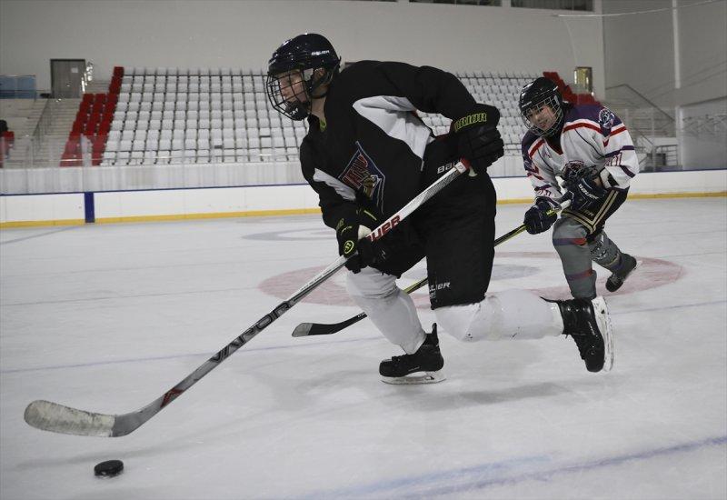 Gümüş Patenler Kadın Buz Hokeyi Takımı oyuncuları, tabuları yıkmak istiyor