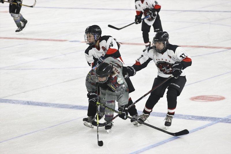 Gümüş Patenler Kadın Buz Hokeyi Takımı oyuncuları, tabuları yıkmak istiyor