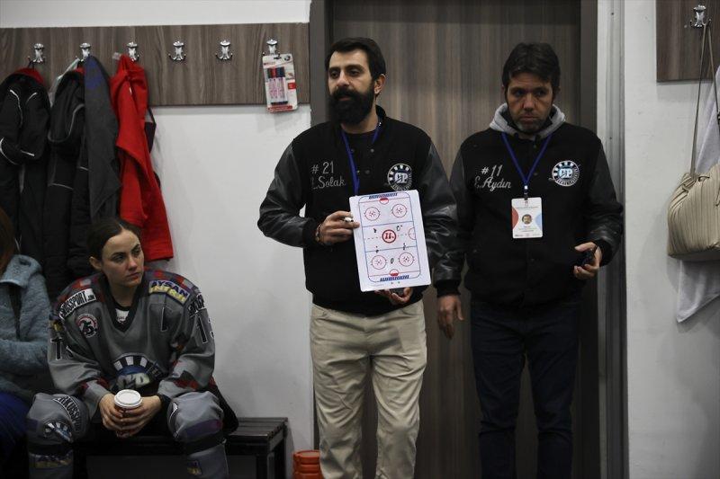 Gümüş Patenler Kadın Buz Hokeyi Takımı oyuncuları, tabuları yıkmak istiyor