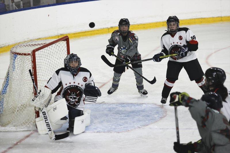 Gümüş Patenler Kadın Buz Hokeyi Takımı oyuncuları, tabuları yıkmak istiyor