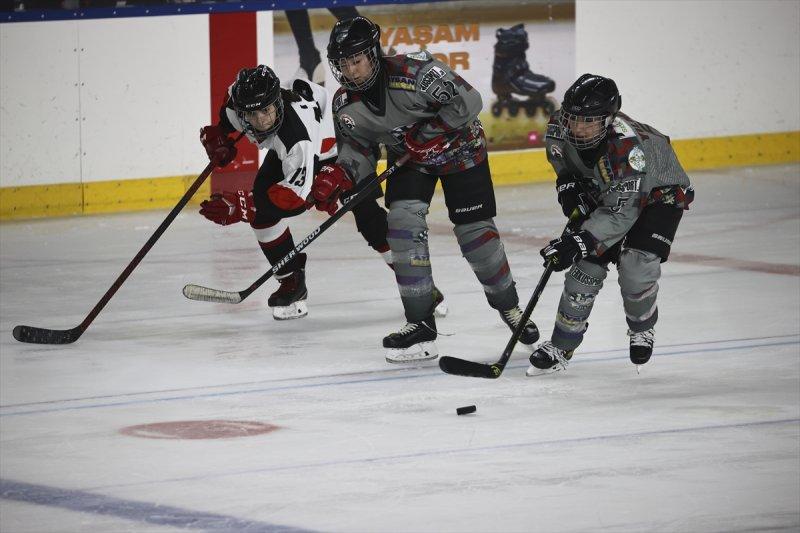 Gümüş Patenler Kadın Buz Hokeyi Takımı oyuncuları, tabuları yıkmak istiyor