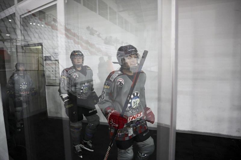 Gümüş Patenler Kadın Buz Hokeyi Takımı oyuncuları, tabuları yıkmak istiyor