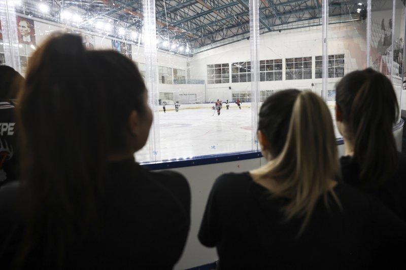 Gümüş Patenler Kadın Buz Hokeyi Takımı oyuncuları, tabuları yıkmak istiyor