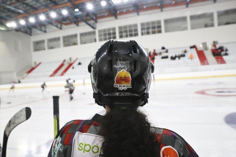 Gümüş Patenler Kadın Buz Hokeyi Takımı oyuncuları, tabuları yıkmak istiyor