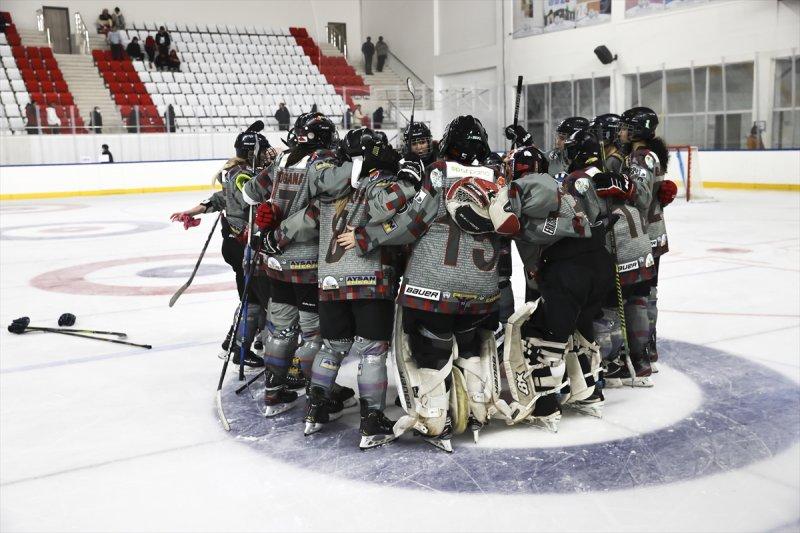 Gümüş Patenler Kadın Buz Hokeyi Takımı oyuncuları, tabuları yıkmak istiyor
