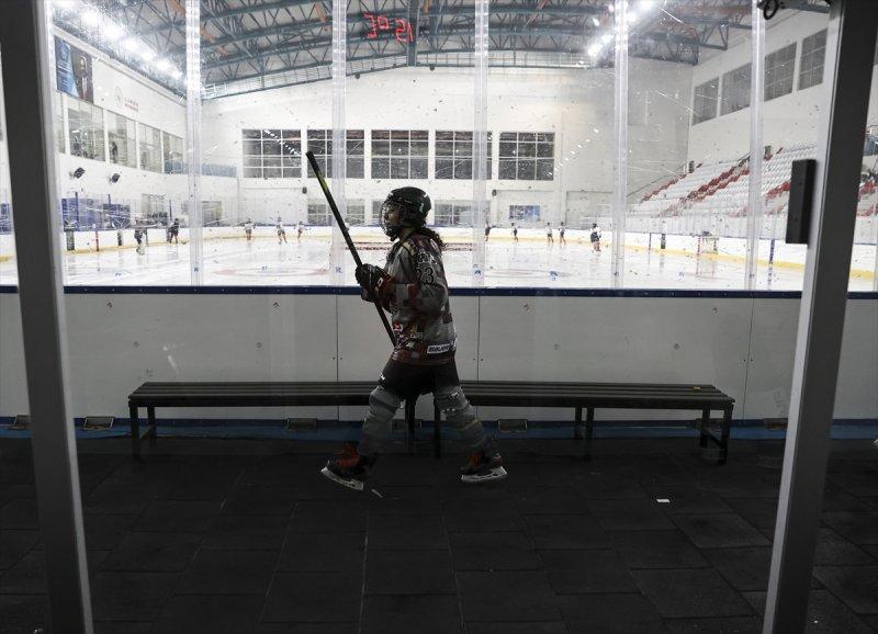 Gümüş Patenler Kadın Buz Hokeyi Takımı oyuncuları, tabuları yıkmak istiyor