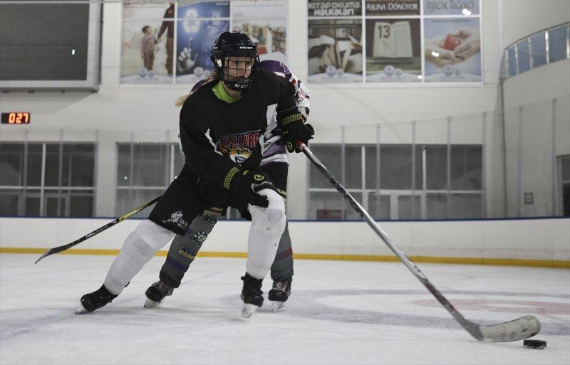Gümüş Patenler Kadın Buz Hokeyi Takımı oyuncuları, tabuları yıkmak istiyor