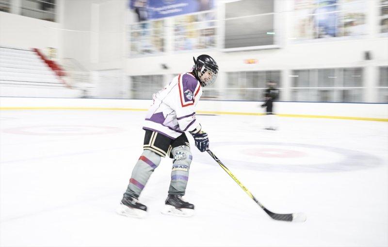 Gümüş Patenler Kadın Buz Hokeyi Takımı oyuncuları, tabuları yıkmak istiyor
