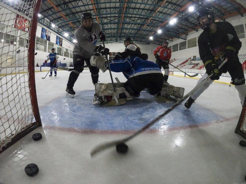 Gümüş Patenler Kadın Buz Hokeyi Takımı oyuncuları, tabuları yıkmak istiyor