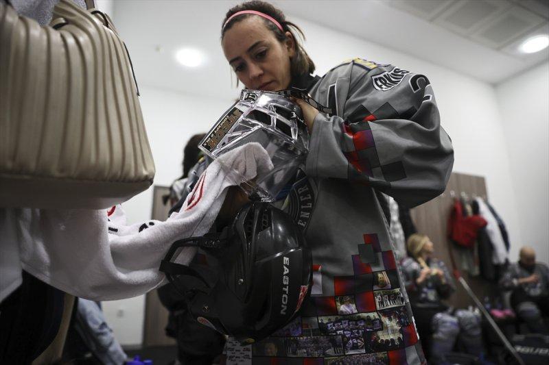 Gümüş Patenler Kadın Buz Hokeyi Takımı oyuncuları, tabuları yıkmak istiyor