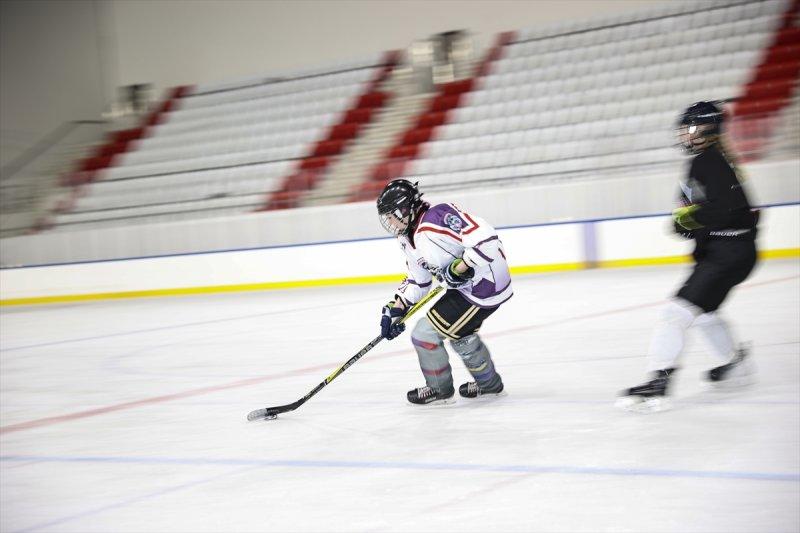 Gümüş Patenler Kadın Buz Hokeyi Takımı oyuncuları, tabuları yıkmak istiyor