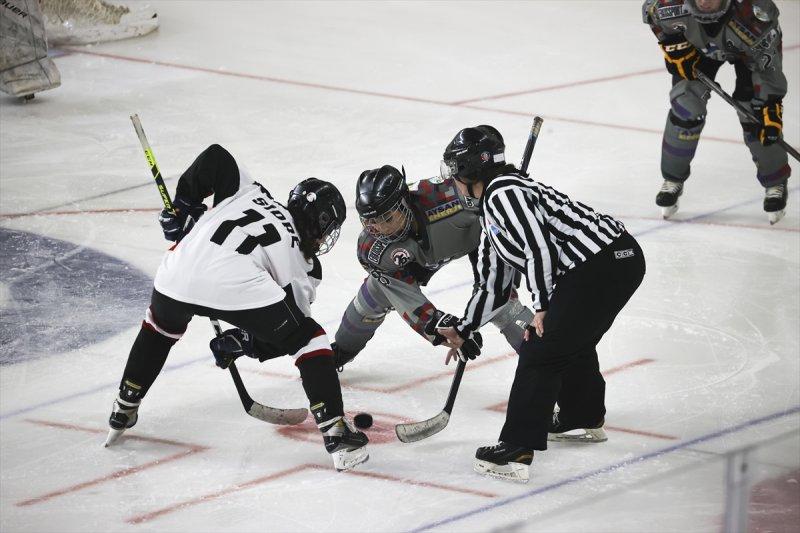 Gümüş Patenler Kadın Buz Hokeyi Takımı oyuncuları, tabuları yıkmak istiyor