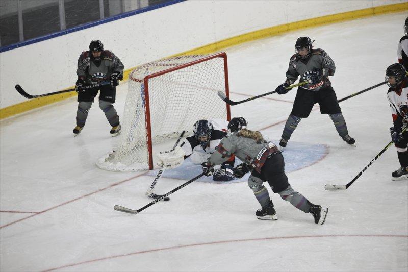 Gümüş Patenler Kadın Buz Hokeyi Takımı oyuncuları, tabuları yıkmak istiyor