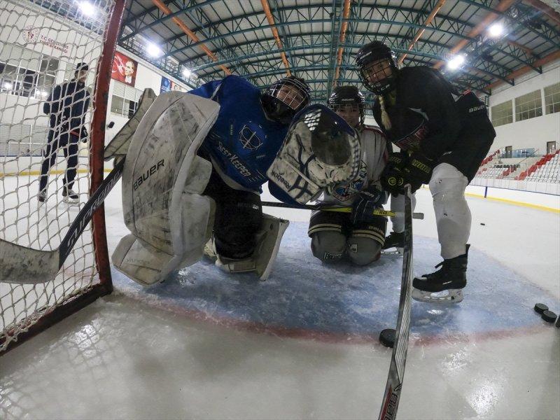 Gümüş Patenler Kadın Buz Hokeyi Takımı oyuncuları, tabuları yıkmak istiyor