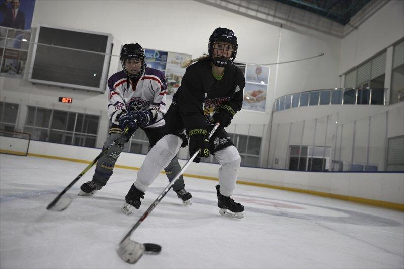 Gümüş Patenler Kadın Buz Hokeyi Takımı oyuncuları, tabuları yıkmak istiyor