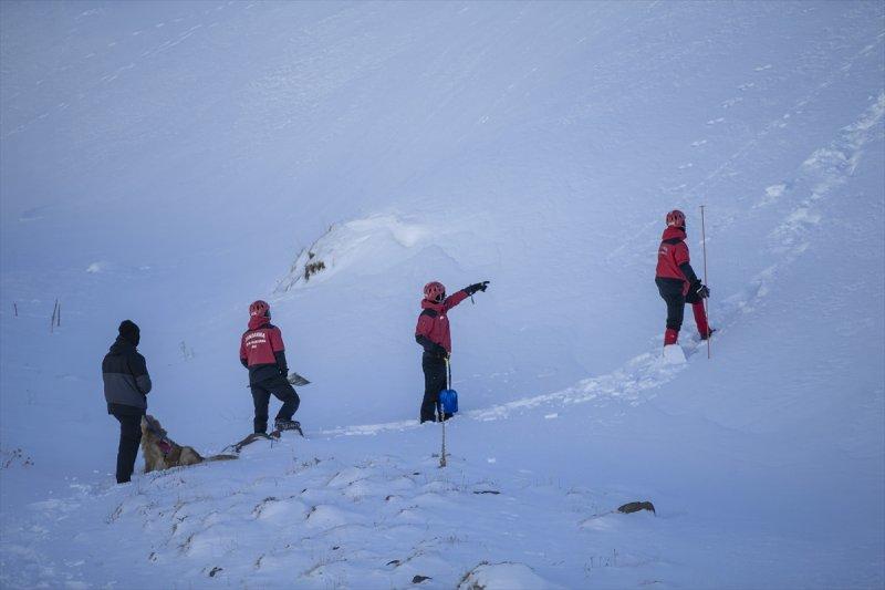 Mehmetçik Palandöken Dağı'nda çığ tatbikatı gerçekleştirdi