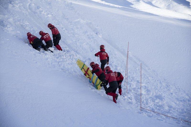 Mehmetçik Palandöken Dağı'nda çığ tatbikatı gerçekleştirdi