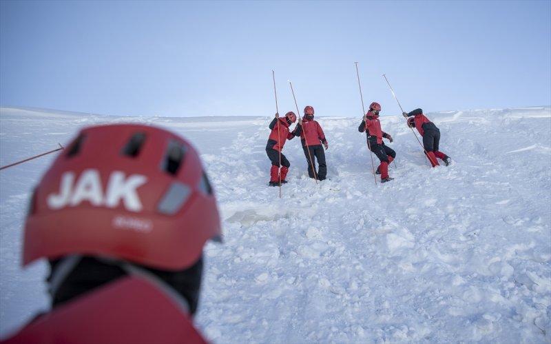 Mehmetçik Palandöken Dağı'nda çığ tatbikatı gerçekleştirdi