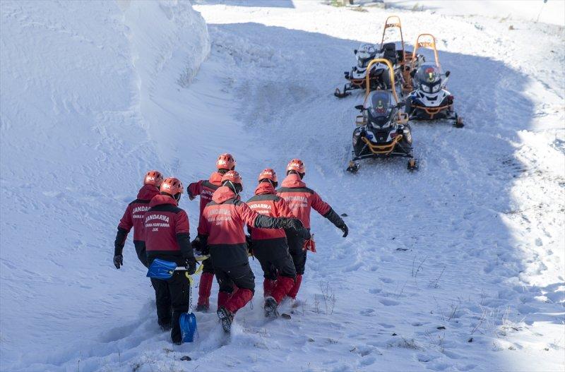 Mehmetçik Palandöken Dağı'nda çığ tatbikatı gerçekleştirdi