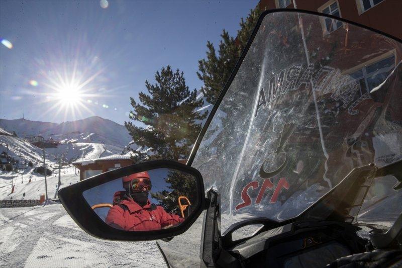 Mehmetçik Palandöken Dağı'nda çığ tatbikatı gerçekleştirdi