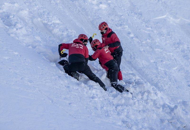 Mehmetçik Palandöken Dağı'nda çığ tatbikatı gerçekleştirdi