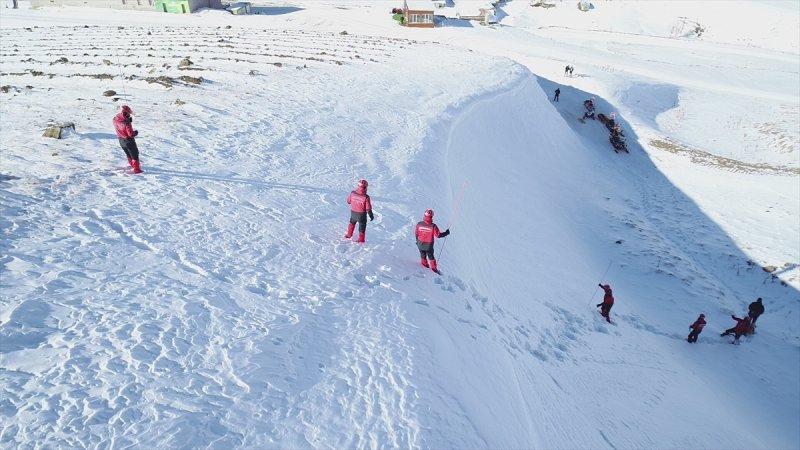 Mehmetçik Palandöken Dağı'nda çığ tatbikatı gerçekleştirdi