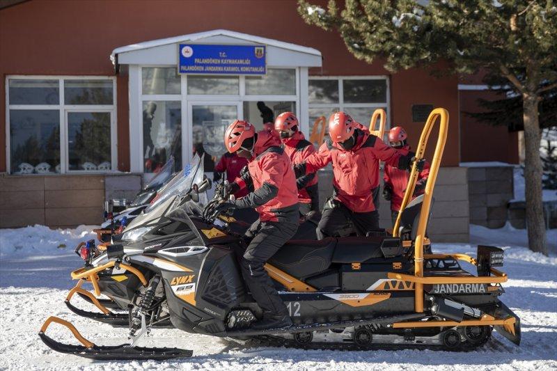 Mehmetçik Palandöken Dağı'nda çığ tatbikatı gerçekleştirdi