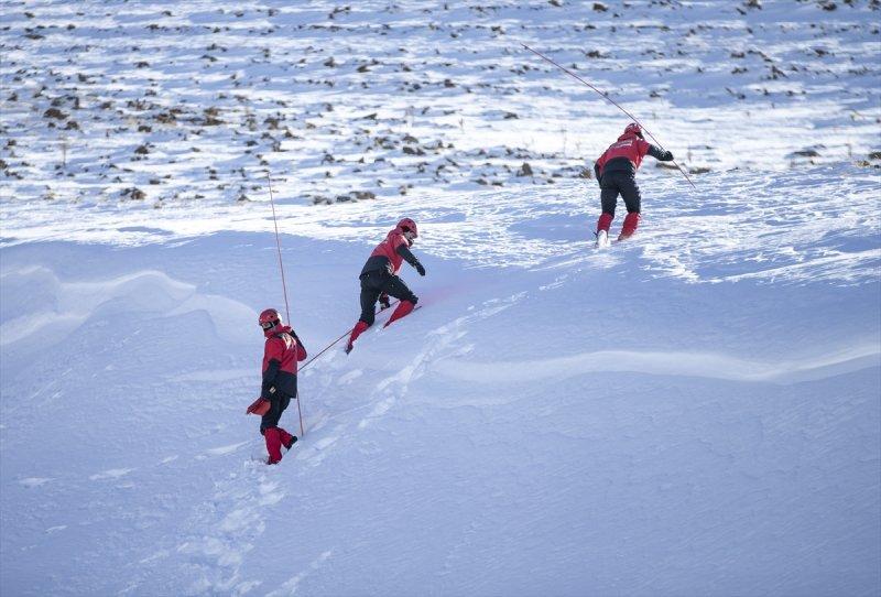 Mehmetçik Palandöken Dağı'nda çığ tatbikatı gerçekleştirdi