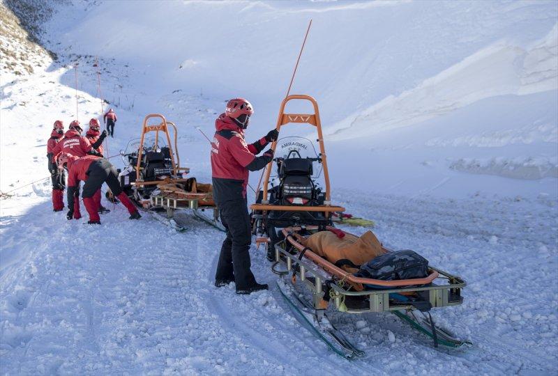 Mehmetçik Palandöken Dağı'nda çığ tatbikatı gerçekleştirdi