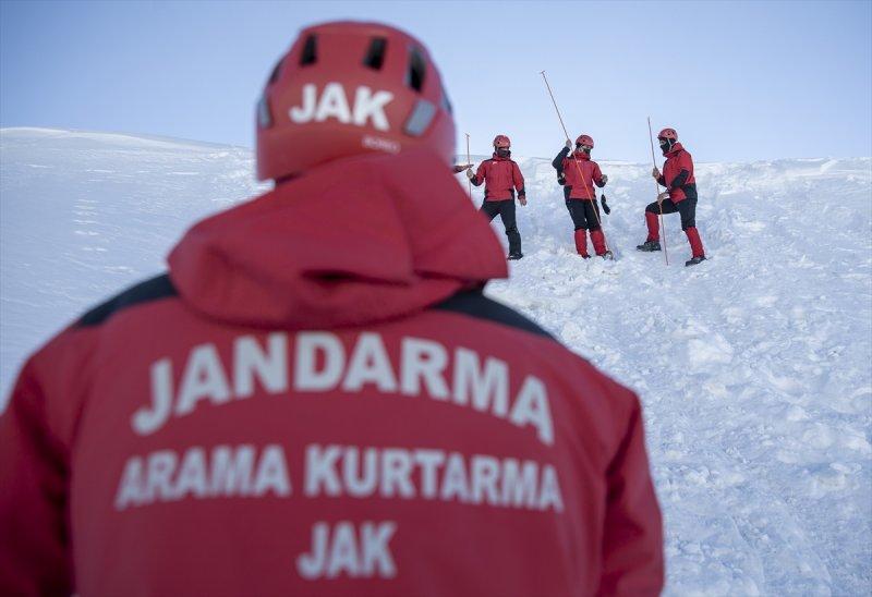 Mehmetçik Palandöken Dağı'nda çığ tatbikatı gerçekleştirdi