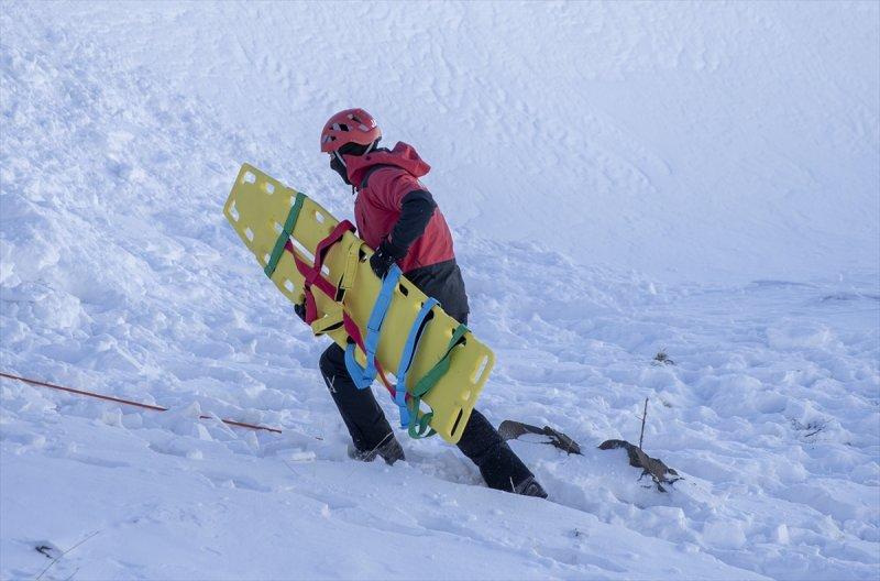 Mehmetçik Palandöken Dağı'nda çığ tatbikatı gerçekleştirdi