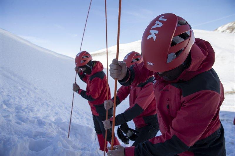 Mehmetçik Palandöken Dağı'nda çığ tatbikatı gerçekleştirdi