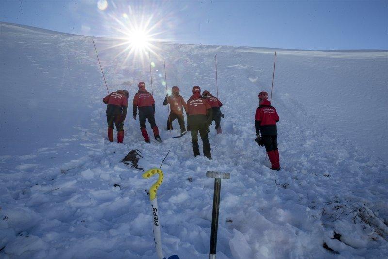 Mehmetçik Palandöken Dağı'nda çığ tatbikatı gerçekleştirdi