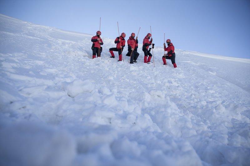 Mehmetçik Palandöken Dağı'nda çığ tatbikatı gerçekleştirdi