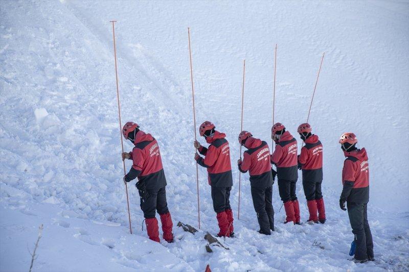 Mehmetçik Palandöken Dağı'nda çığ tatbikatı gerçekleştirdi