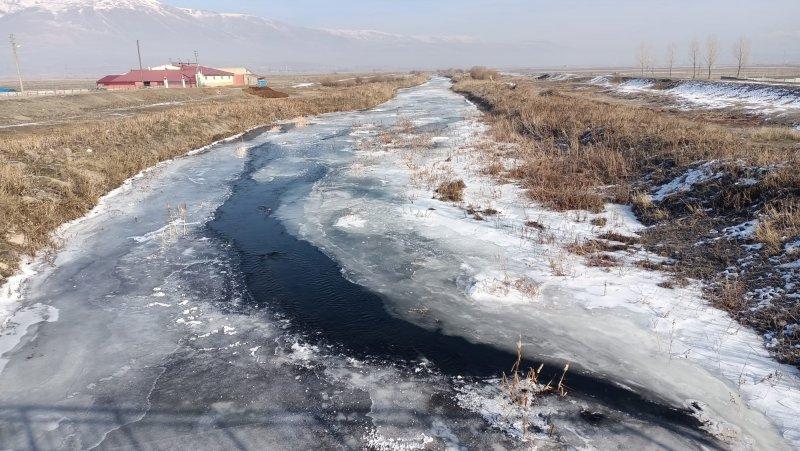 Erzurum'da nehirler buz kesti
