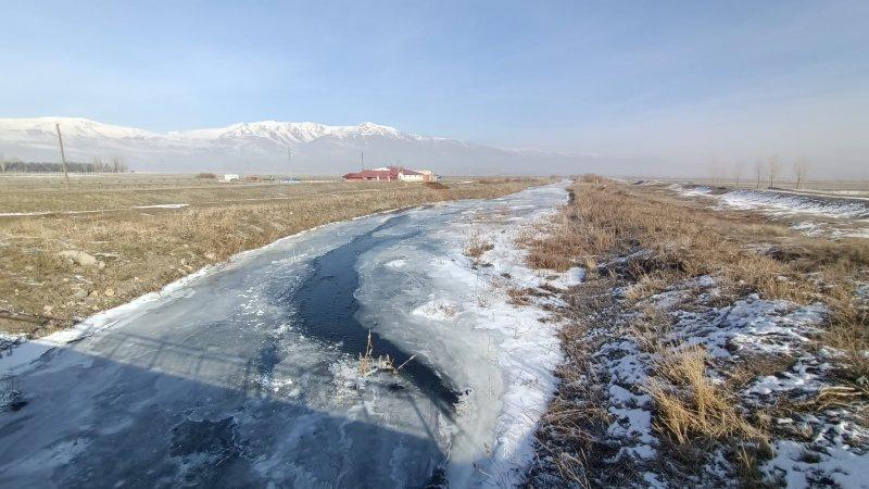 Erzurum'da nehirler buz kesti