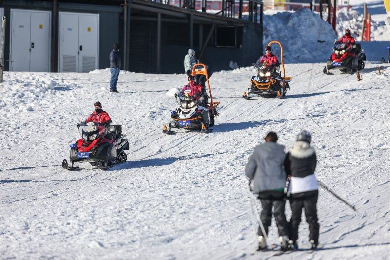 Uludağ'da acemi kayakçıların 'röportaj kazaları'