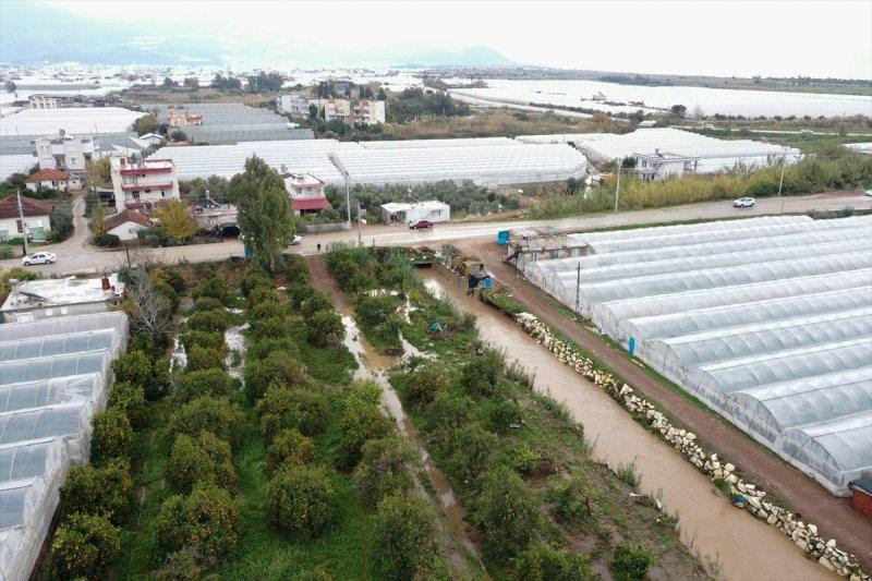 Fırtına ve sağanak yağışın vurduğu Antalya'da hasar tespit çalışmaları