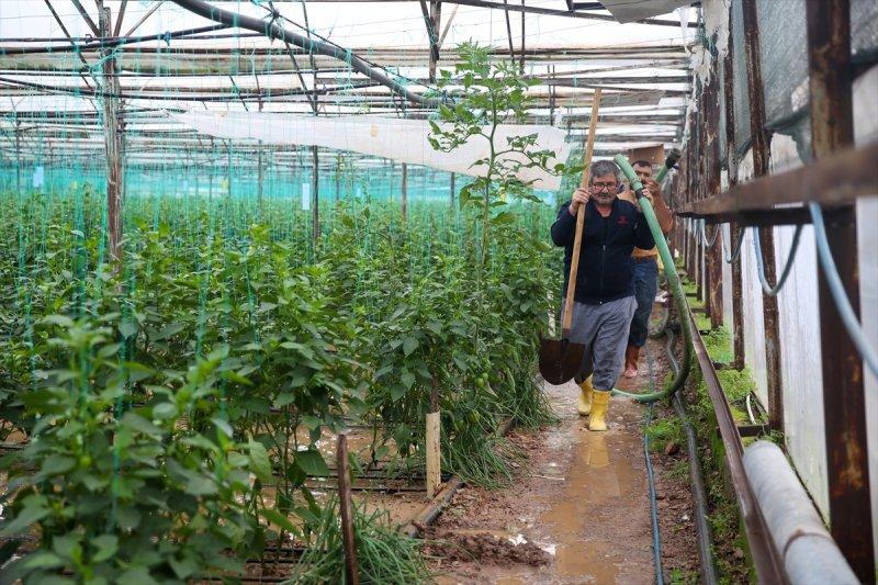 Fırtına ve sağanak yağışın vurduğu Antalya'da hasar tespit çalışmaları