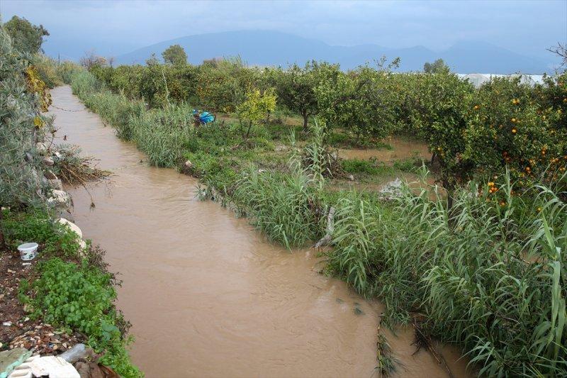 Fırtına ve sağanak yağışın vurduğu Antalya'da hasar tespit çalışmaları