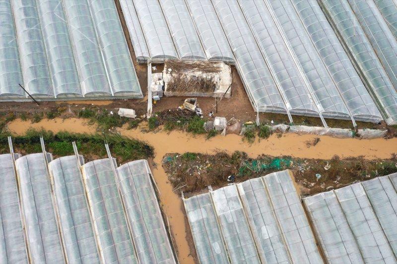 Fırtına ve sağanak yağışın vurduğu Antalya'da hasar tespit çalışmaları