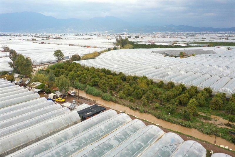 Fırtına ve sağanak yağışın vurduğu Antalya'da hasar tespit çalışmaları