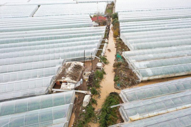 Fırtına ve sağanak yağışın vurduğu Antalya'da hasar tespit çalışmaları