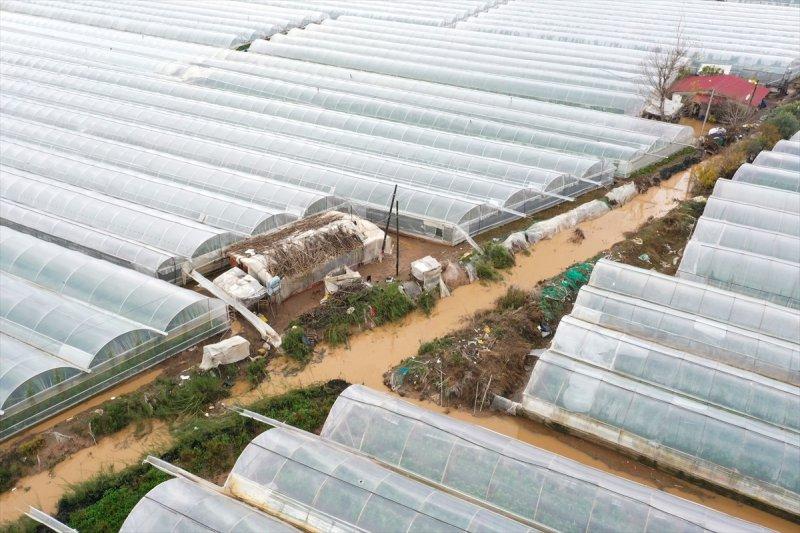 Fırtına ve sağanak yağışın vurduğu Antalya'da hasar tespit çalışmaları