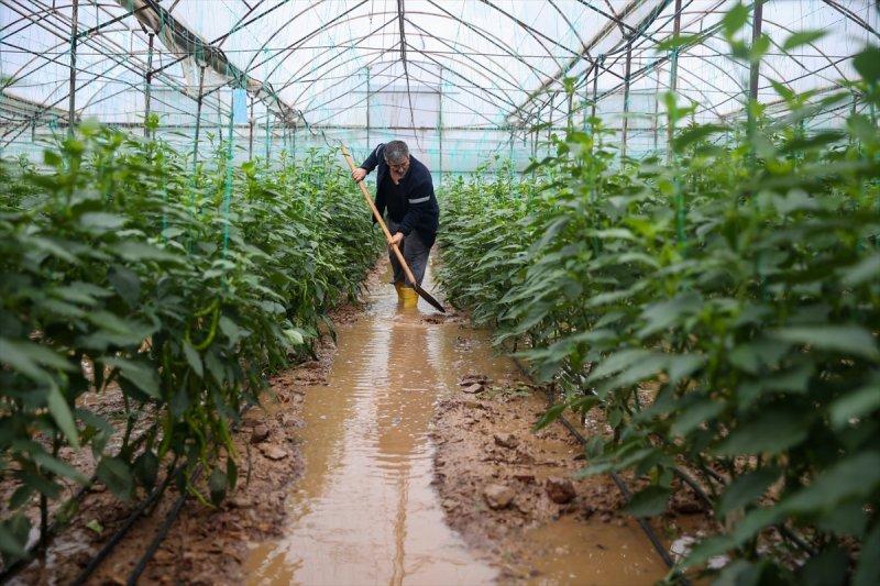 Fırtına ve sağanak yağışın vurduğu Antalya'da hasar tespit çalışmaları