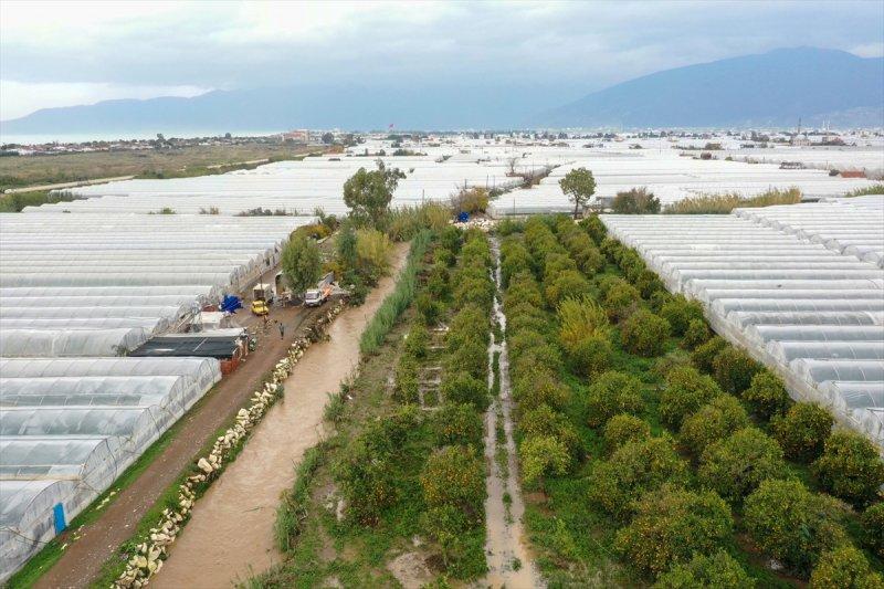 Fırtına ve sağanak yağışın vurduğu Antalya'da hasar tespit çalışmaları